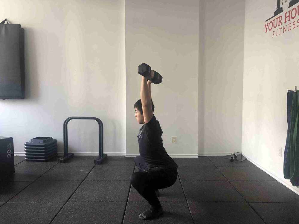 哑铃深蹲标准动作示范