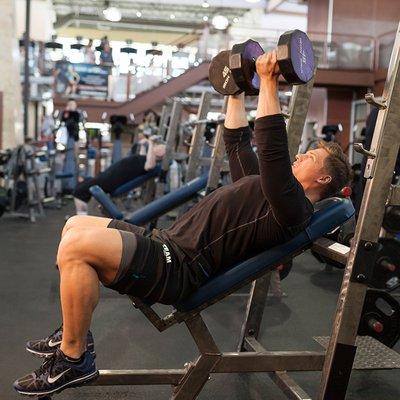 哑铃卧推标准动作示范